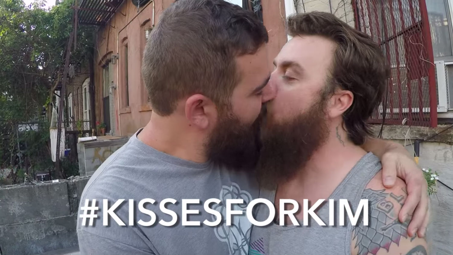 Поцелуи для Ким: двое гетеросексуалов запустили в сети антигомофобный  флэшмоб (ВИДЕО) - Гей-альянс Украина